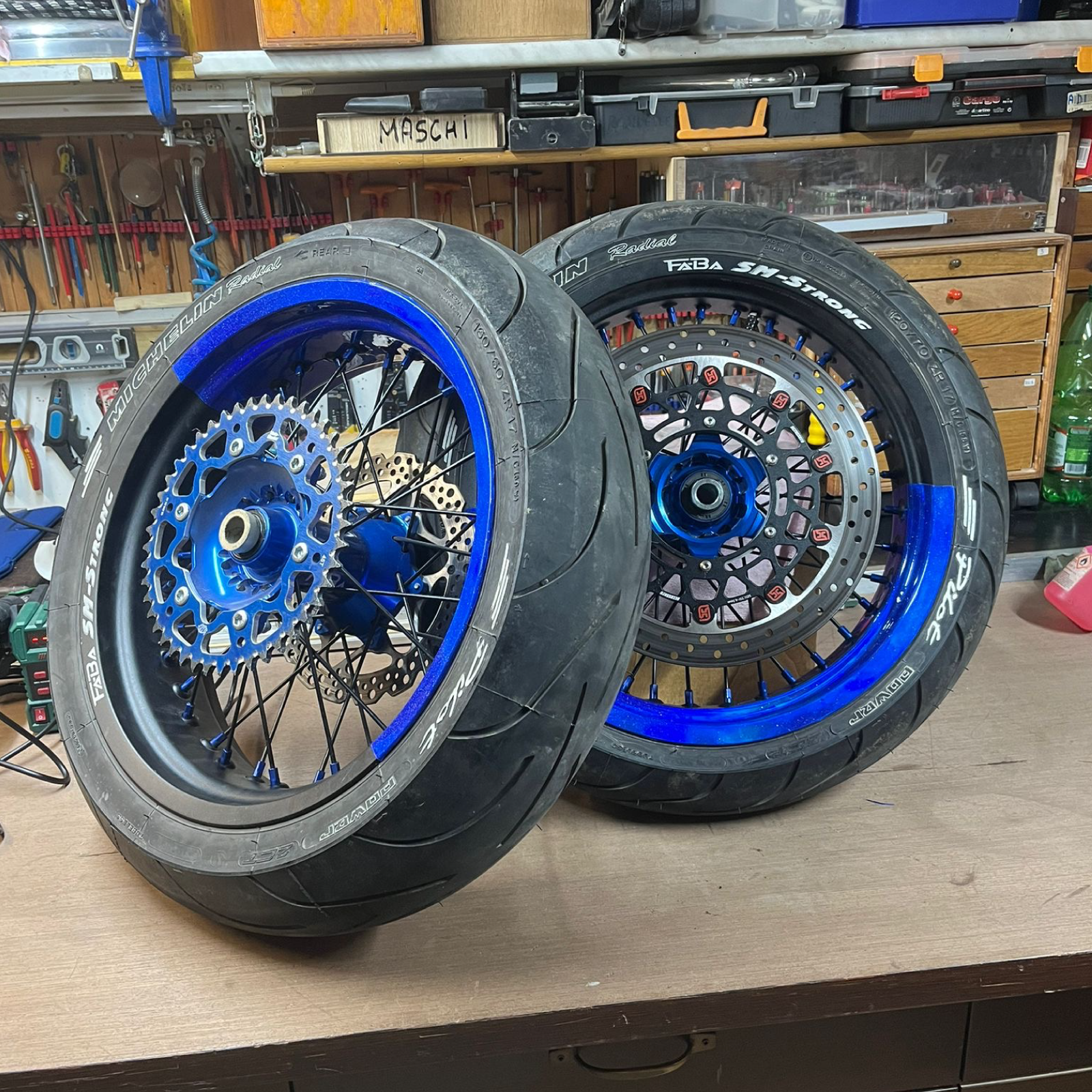 OneWheel - Set Completo Adesivi Per Cerchioni Moto 17 Pollici - 16 Pezzi (Anteriore E Posteriore) - Made In Germany - Resistenti UV E Intemperie - 2
