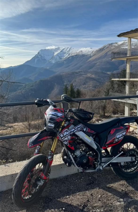 Moto di un cliente con grafica Zento su misura