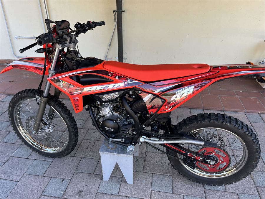 Moto di un cliente con grafica Zento su misura