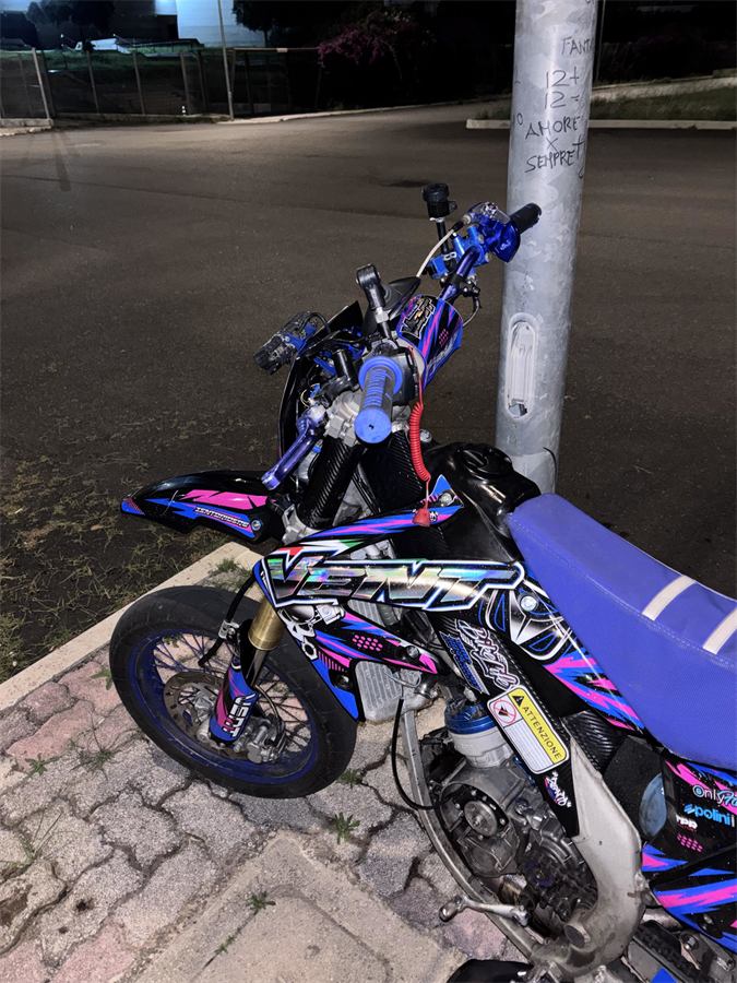 Moto di un cliente con grafica Zento su misura