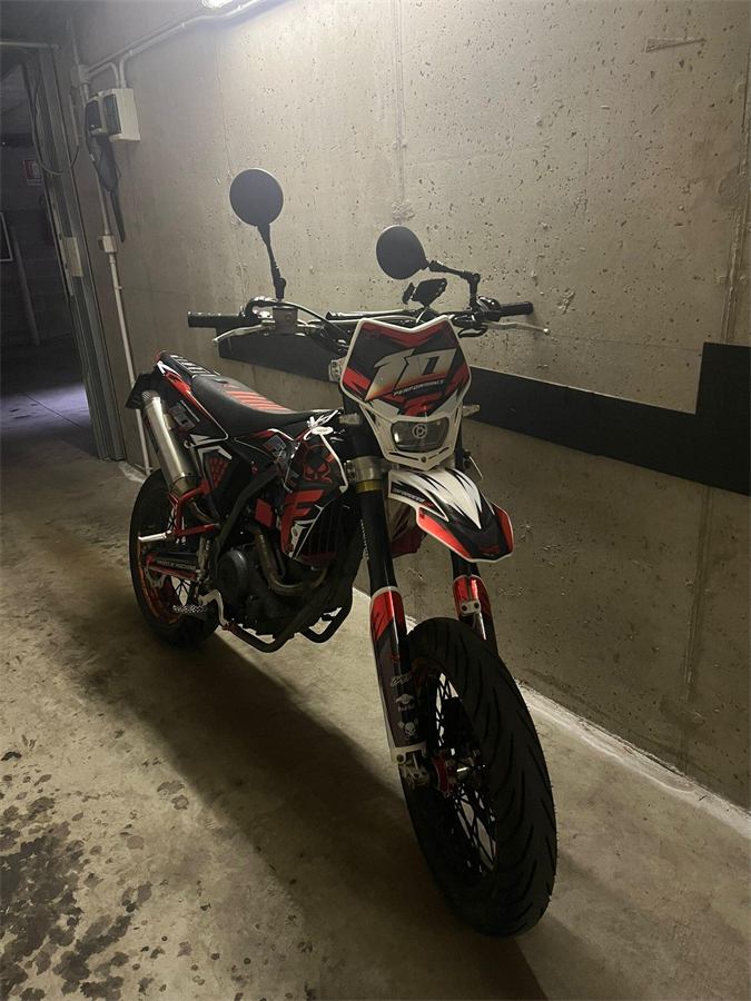 Moto di un cliente con grafica Zento su misura