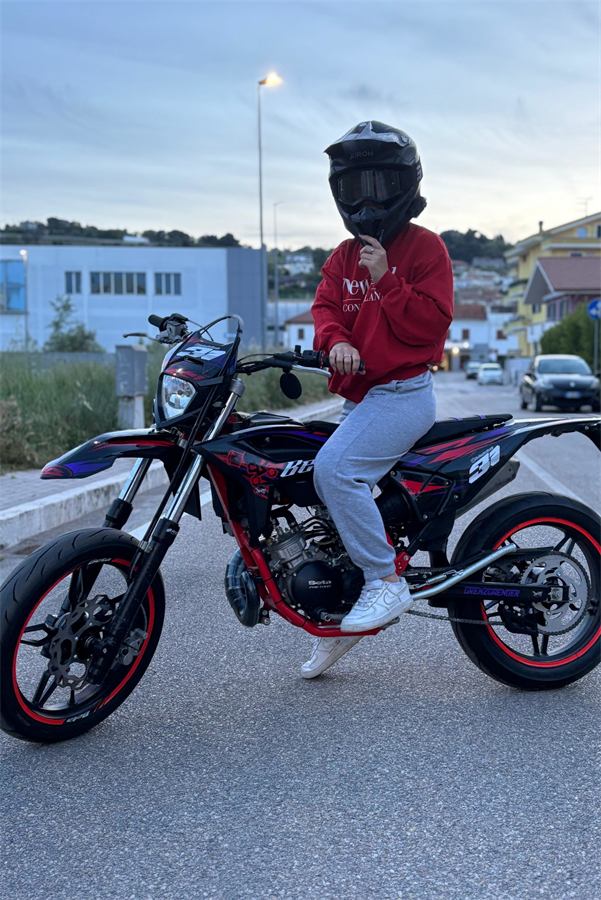 Moto di un cliente con grafica Zento su misura
