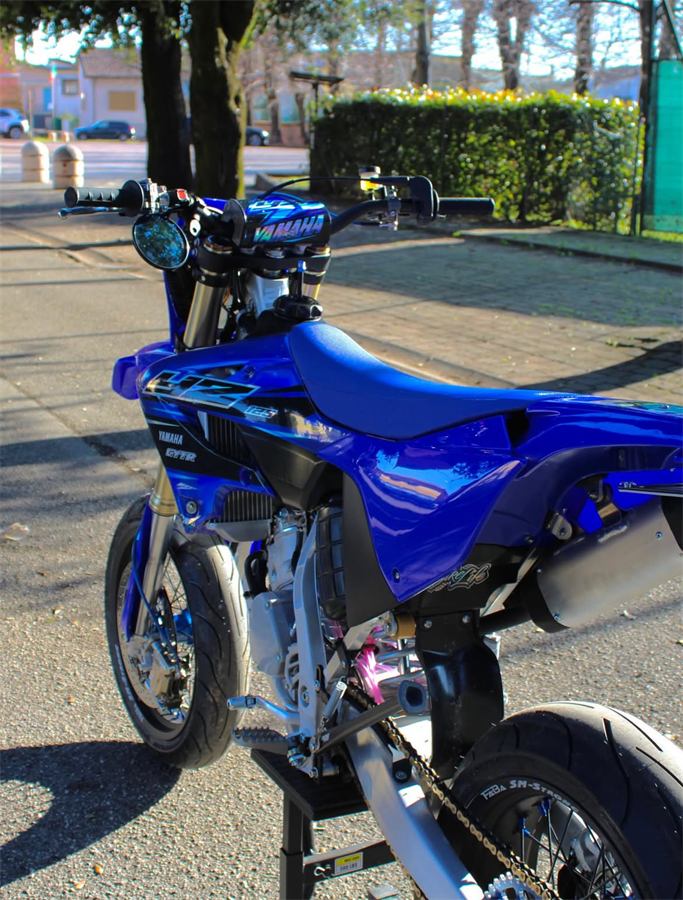 Moto di un cliente con grafica Zento su misura