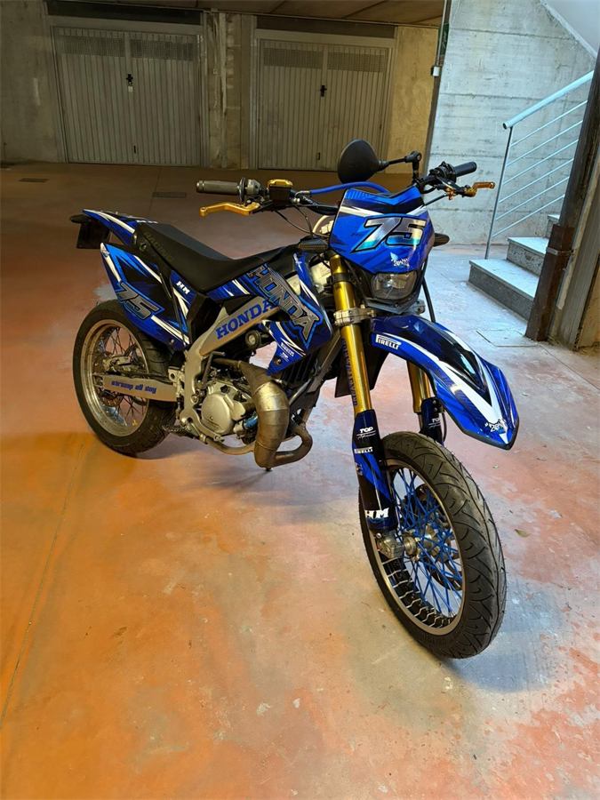 Moto di un cliente con grafica Zento su misura