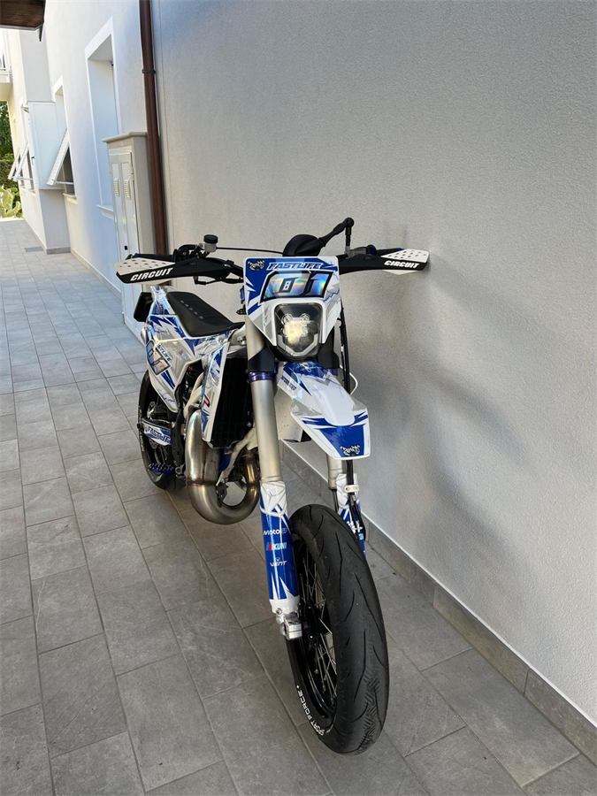 Moto di un cliente con grafica Zento su misura