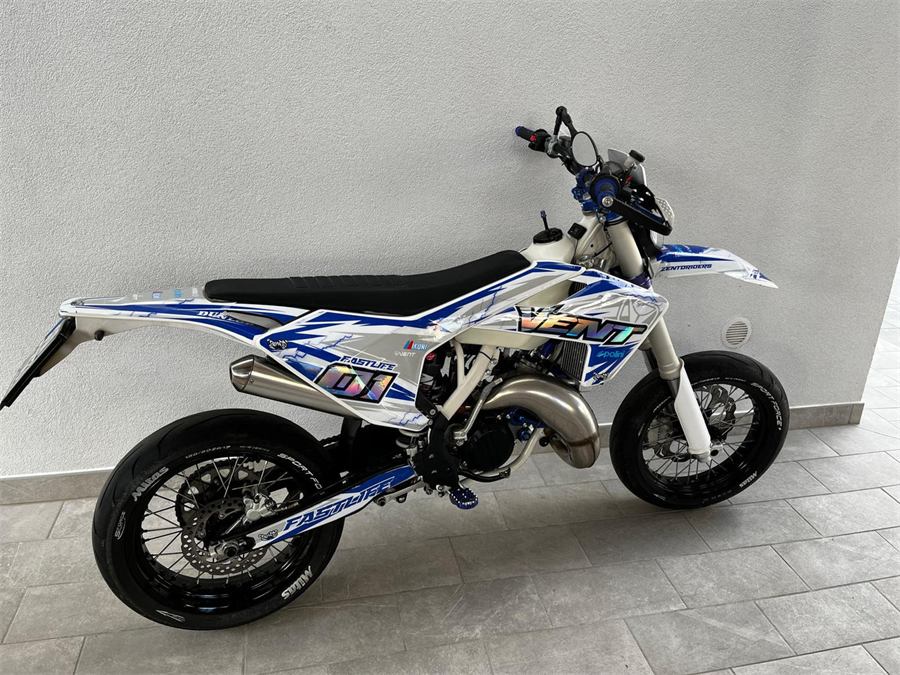 Moto di un cliente con grafica Zento su misura
