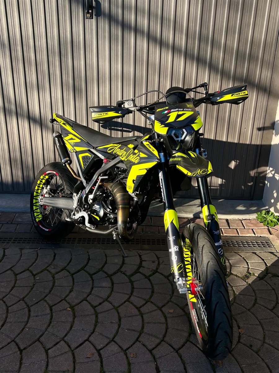 Moto di un cliente con grafica Zento su misura