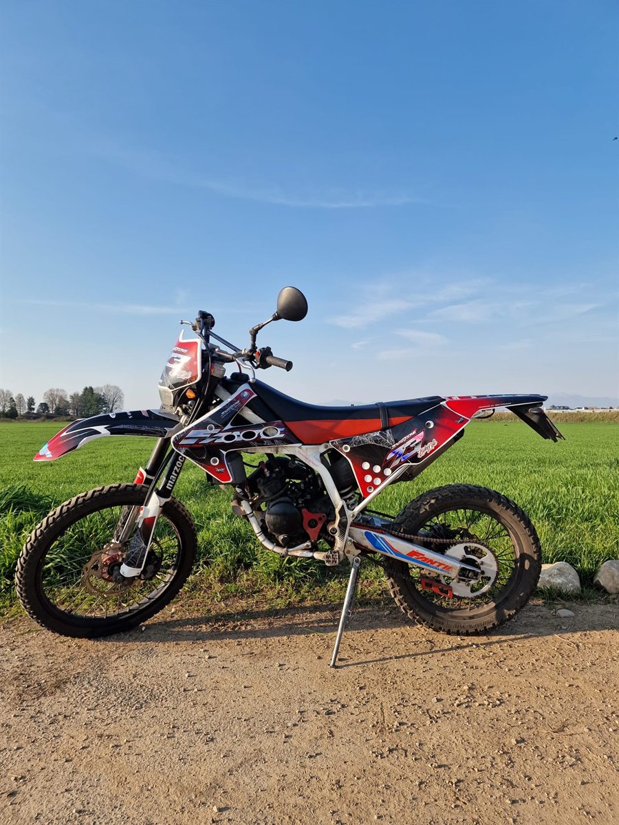 Moto di un cliente con grafica Zento su misura