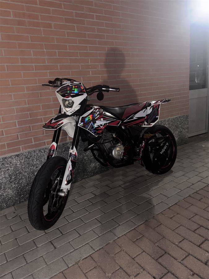 Moto di un cliente con grafica Zento su misura