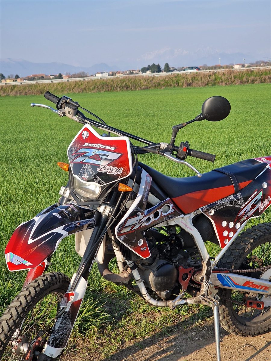 Moto di un cliente con grafica Zento su misura