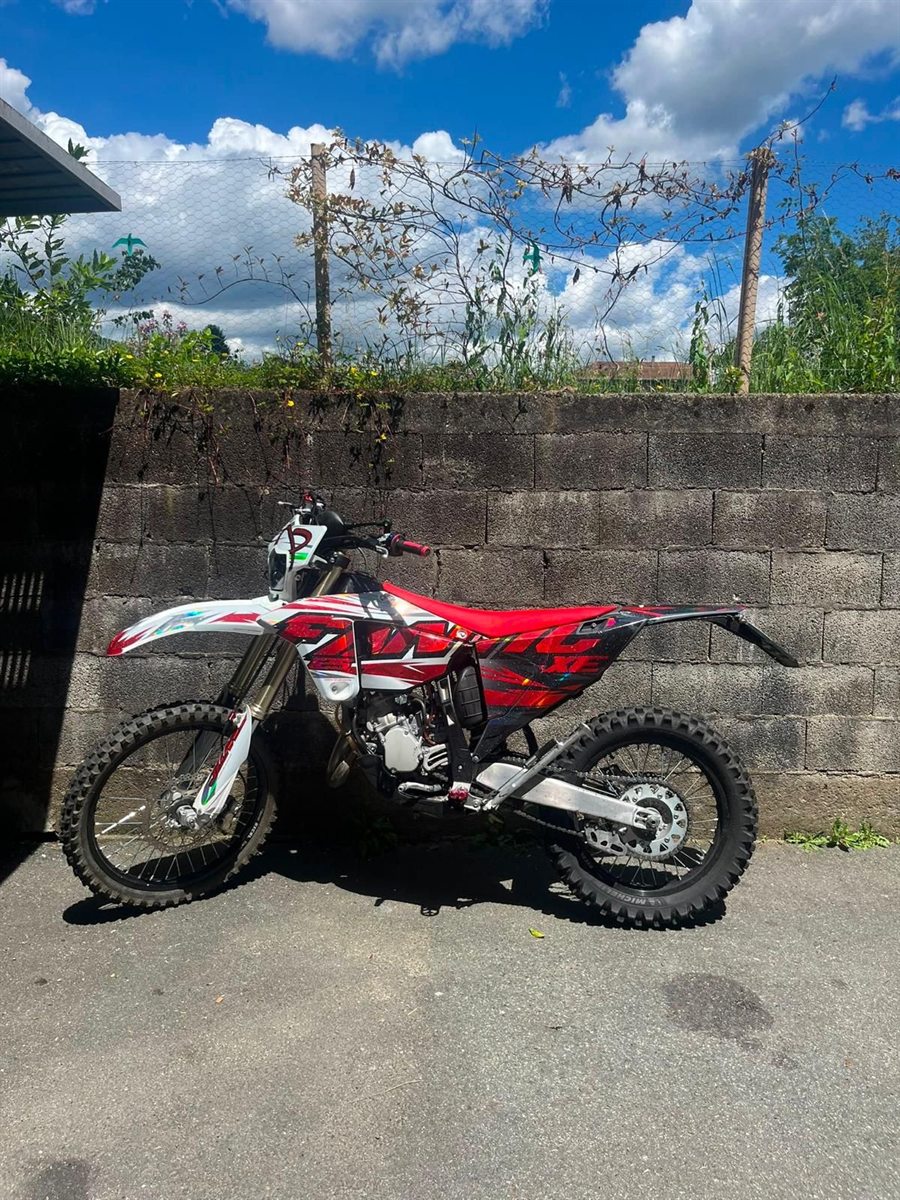 Moto di un cliente con grafica Zento su misura