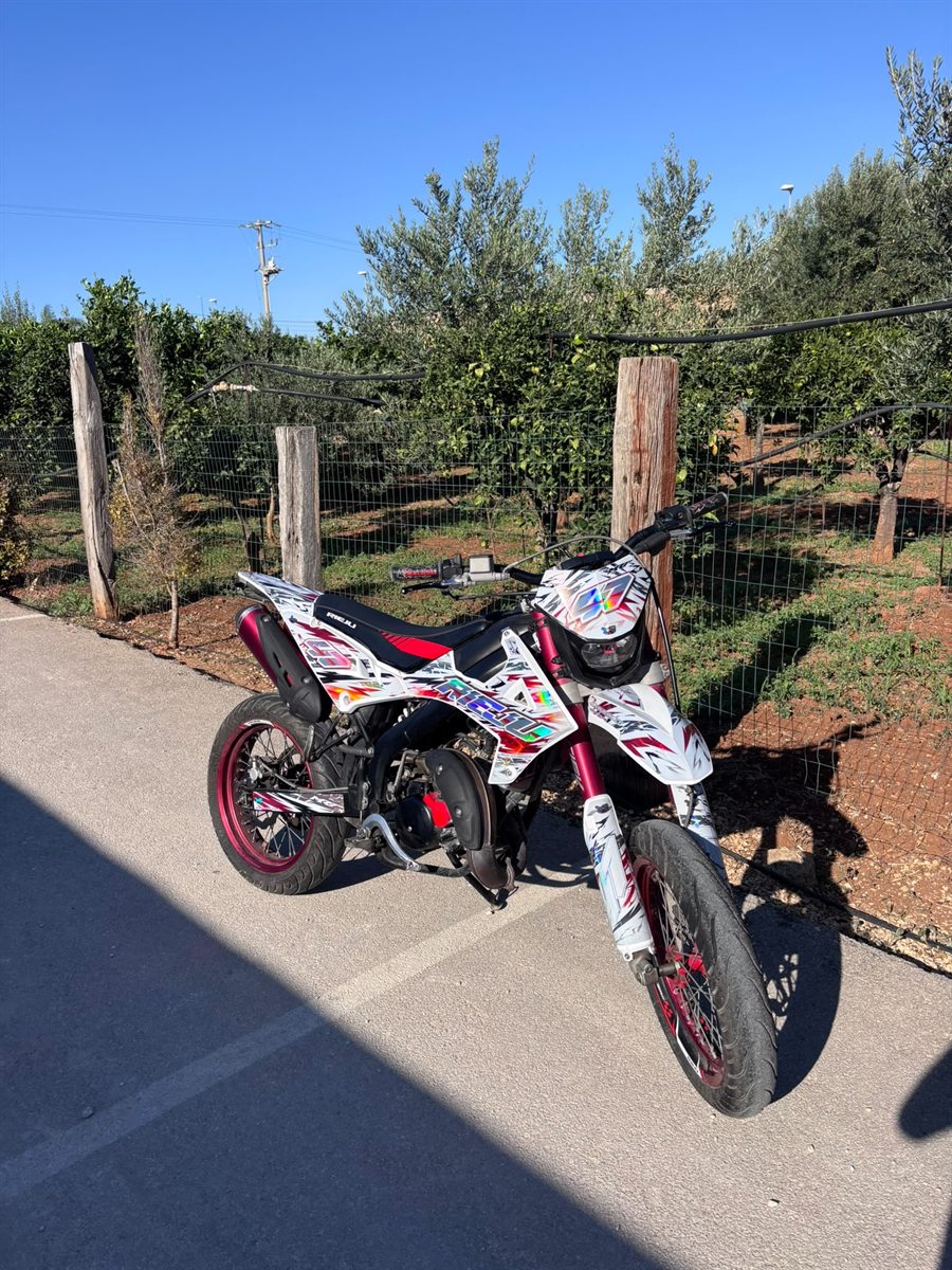 Moto di un cliente con grafica Zento su misura