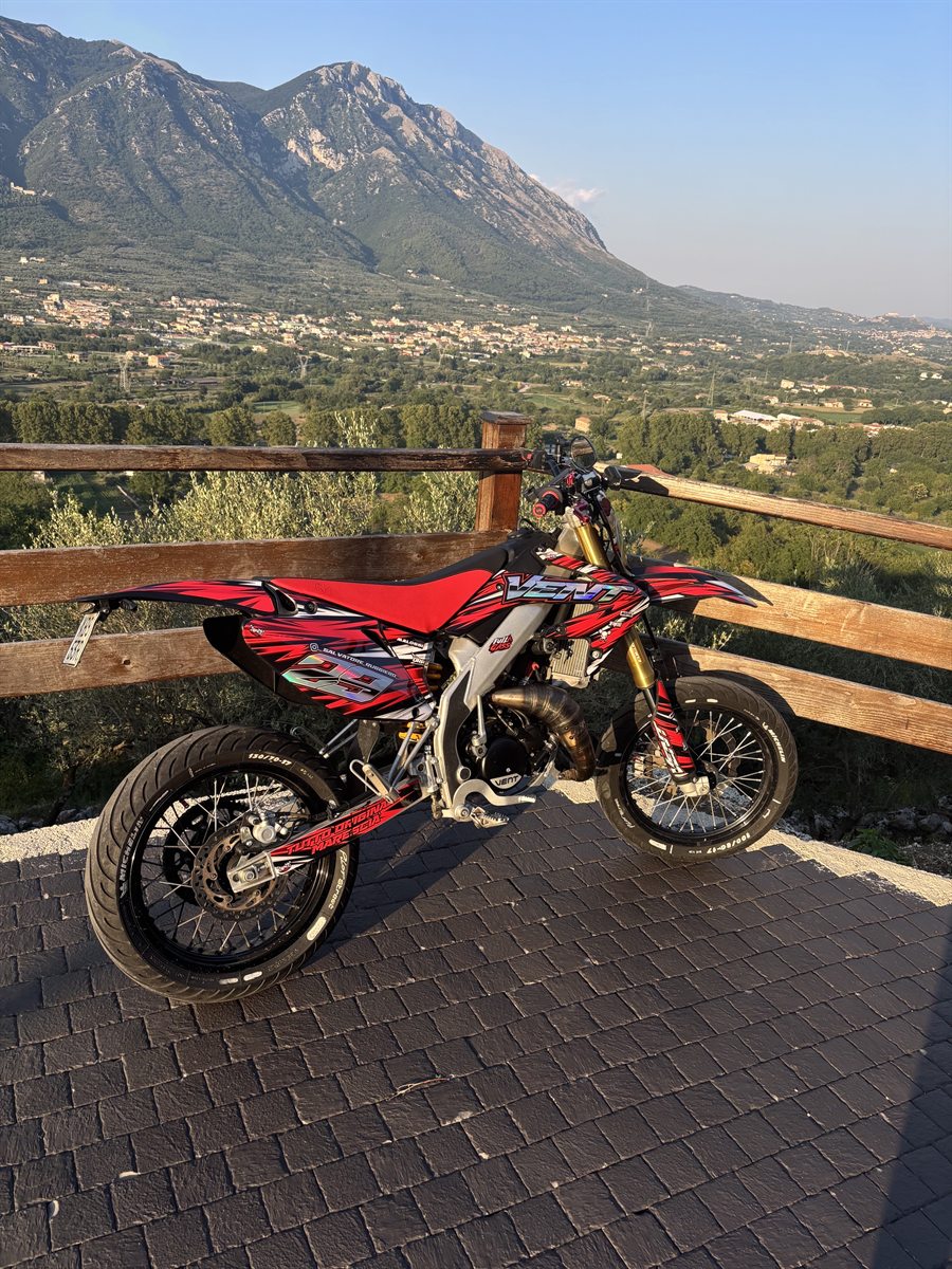 Moto di un cliente con grafica Zento su misura