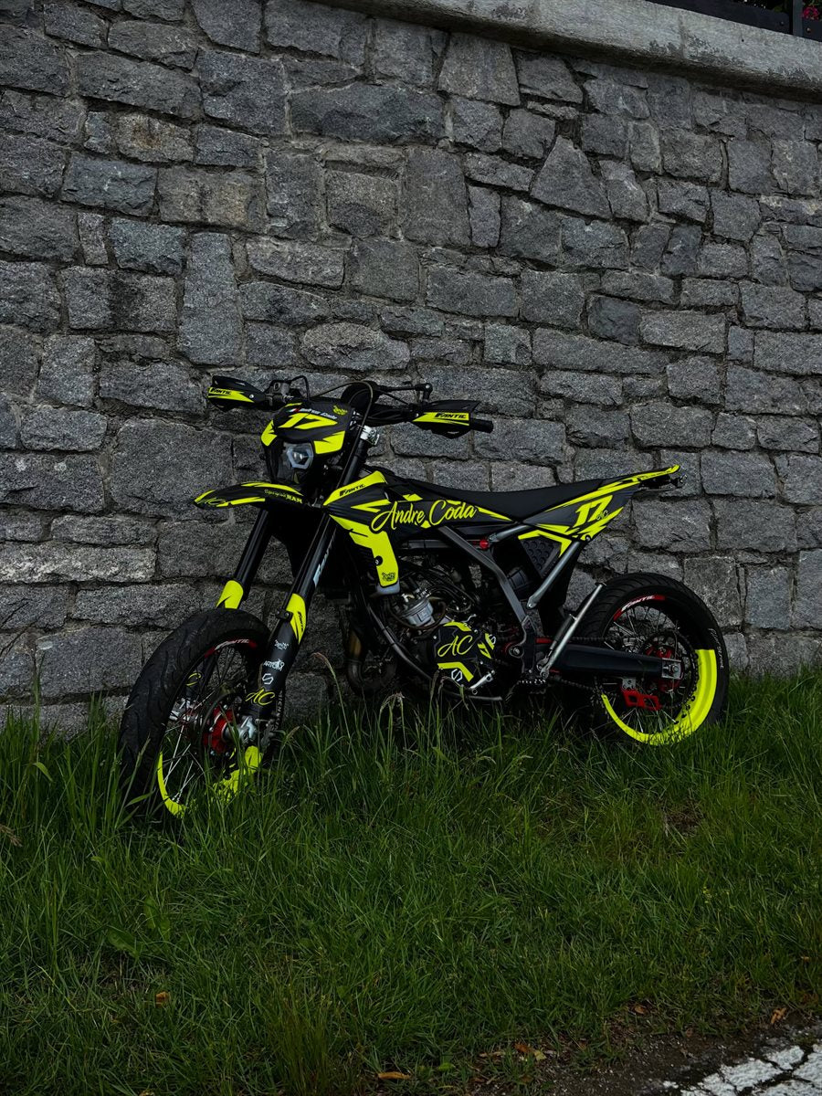 Moto di un cliente con grafica Zento su misura