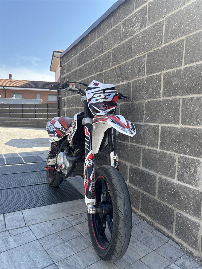 Moto di un cliente con grafica Zento su misura