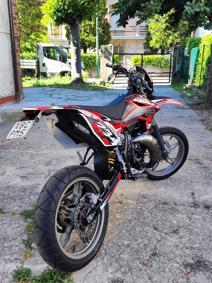 Moto di un cliente con grafica Zento su misura