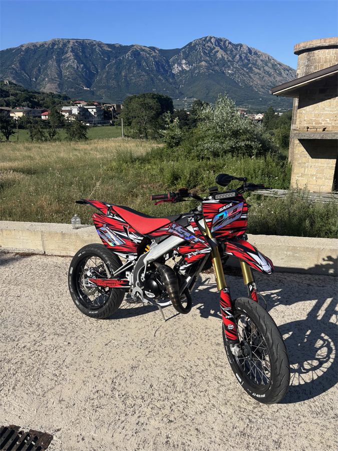 Moto di un cliente con grafica Zento su misura